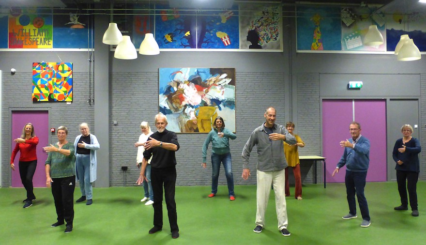 Diever taiji groep traint in de theaterzaal van Stad & Esch